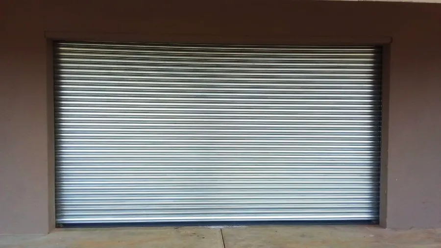Galvanised roller shutter in a plastered opening